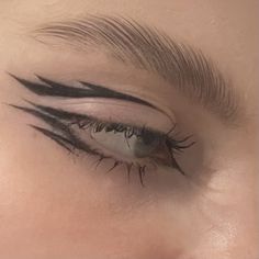 Cool Eyeliner Ideas, Fancy Eyeliner, Powder Eyeliner, Shadow Eyeliner, Eyeliner Ideas, Eyeliner Tips, Apply Eyeshadow, Graphic Makeup, Rave Makeup