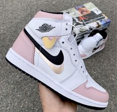 Nike Jordan Mujer, Girls Shoes Teenage, Air Jordan 1 Women, Camisa Adidas, Shoes Heels Stilettos, Boots 2020, Girls Shoes Sneakers, Sneakers Fashion Outfits, Shoes Sneakers Nike