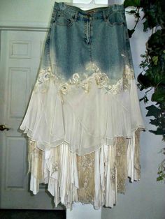 Bohemian Jeans, Mode Country, Upcycle Denim, Denim Couture, Lace Jeans, Stretch Denim Skirt, Denim Ideas, Mode Boho, Upcycle Jeans