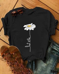 Bjux - Elegante camiseta informal con cuello en O y estampado de letras sobre margaritas Style Basics, Floral Letters, Letter O, Daisy Print, Casual T Shirt, Letter Print, Casual T Shirts, Letter Prints, Effortless Style