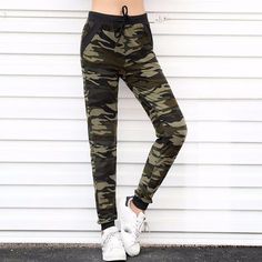 Camouflage Jogger Harem Loose Long Pants With Pockets - Uniqistic.com Joggers Women, Celana Fashion, Women Sweatpants, Casual Pants Style, Ikat Pinggang, Camo Joggers, Camouflage Pants, Camo Pants, Pencil Pants