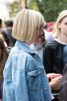 Schicke und elegante Ideen für Bob Frisuren 2021 Blonde Bob With Fringe, Blonde Bob With Bangs, Fashion Week Hair, Short Bobs With Bangs, Short Blonde Bobs, Blonde Bangs, Strawberry Blonde Hair Color, Blonde Bob Hairstyles, Dark Brunette Hair