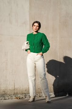 mujer con cardigan verde Green Cardigan Outfits, Cardigan Work Outfit, Cardigan Outfit Work, Green Cardigan Outfit, Green Ootd, Outfit Jersey, Cardigan Verde