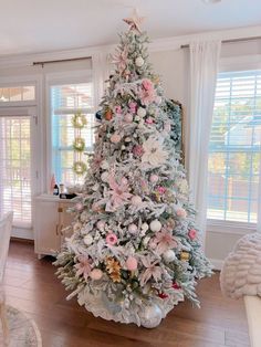 a flocked Christmas tree styled with pink, blusha nd pearly ornaments, oversized faux flowers and ribbons Pastel Christmas Tree, Cute Christmas Ideas, Boho Christmas Tree, Christmas Tree Decor Ideas, Tree Decor Ideas, Flocked Christmas Tree, Coquette Christmas