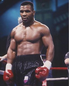 an autographed photo of professional boxer floyd signed on his boxing gloves in the ring