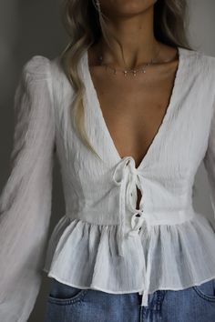 Flowy Tops Outfit, Long Sleeve Blouse Outfit, Flowy Tops Summer, Ruffle Long Sleeve Blouse, Spring Blouses, White Long Sleeve Blouse, Feminine Blouses, Blouse Models, Pretty Blouses