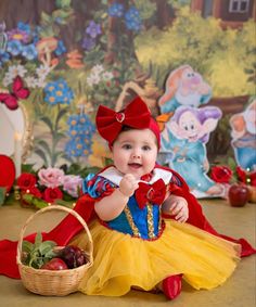 temas para mesversário feminino 7 Princess Monthly Baby Pictures, Halloween Costume Snow White, Baby Photography Backdrop, Snow White Birthday Party, Baby Cosplay, Snow White Costume, Snow White Birthday