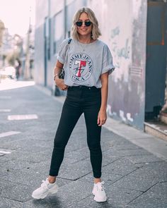 Simple Fashion Outfits Minimal Style, Look Retro, Outfit Jeans, Full Look, Cute Comfy Outfits, Tshirt Outfits, Happy Weekend, Mode Inspiration, Womens Casual Outfits