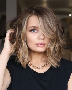 Fall Hair Colors For Short Bobs, Popular Medium Haircuts, Short Brown Hair With Face Framing Layers, Blonde Underneath Brown Hair With Money Piece, Hair Color Root Smudge, Womens Shoulder Length Hair With Bangs, Easy To Maintain Shoulder Length Hair, Hair Ideas 2023 Trends, 2023 Layered Bob