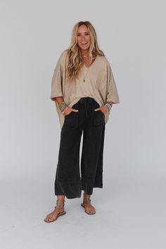 Yes, you need these pants. The most effortless lounge pant there is...and it has pockets! wide cropped leg style perfect for all heights, drawstring waist for the perfect fit, and detailed stitching to give it that extra boho flare...so good you may need two! *Due to lighting and differences in monitors, actual colors may vary slightly from what appears online Model is 5'8" and wearing a size Small. Approximate measurements are as follows: SMALL: Waist: 28", Inseam: 25", Length: 36" MEDIUM: Wais Boho Style Curvy, How To Wear Palazzo Pants, How To Style Flowy Pants, Linen Clothing For Women, Flowy Pants Outfit Winter, Black Flowy Pants Outfit, Bohemian Outfits Women, Boho Pants Outfit, Boho Mom Style