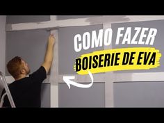 a man is painting the wall with yellow paint and white lettering that says como fazer bolserie de eva