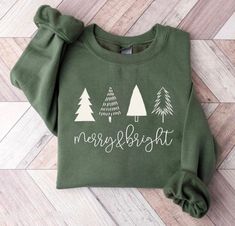 Hunter Green Christmas, Christmas Shirts For Women, Idee Cricut, Merry Bright Christmas, Cute Shirt Designs, Christmas Crewneck, Vinyl Shirts, Diy Cricut, Green Christmas Tree