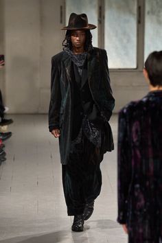 Yohji Yamamoto Fall 2023 Menswear Fashion Show Collection: See the complete Yohji Yamamoto Fall 2023 Menswear collection. Yohji Yamamoto Menswear, Fall 2023 Menswear, Yoji Yamamoto, 2023 Menswear Fashion Show, Anti Fashion, Party Hair Accessories, Menswear Fashion Show, Menswear Fashion, Menswear Collection