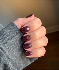 Nails Acrylic Burgundy Design, Maroon Nails With Gold Glitter, Simple Autumn Nails Short Orange, Burgundy Glitter Nail Designs, Maroon Accent Nails, Christmas Nails Burgundy And Gold, Burgundy And Gold Glitter Nails, Nails To Go With Maroon Dress, Burgundy And Gold French Tip Nails