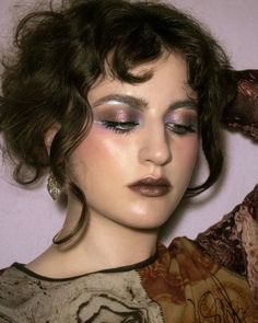 Ethereal Grunge Makeup, Whimsigoth Makeup Looks, Art Nouveau Makeup, Grunge Look Makeup, Highlighter Makeup Looks, Whimsical Makeup Looks, Glam Grunge Makeup, Grey Makeup Looks, Goblincore Makeup