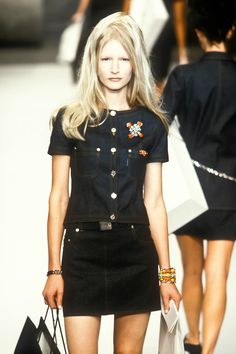 Old Money Runway Fashion, Paris 90s Fashion, Cool Runway Outfits, Chanel Archive Haute Couture, Iconic Clothing Pieces, Chanel Dress Runway, 90s Runway Fashion Chanel, Mui Mui Runway, 90’s Runway