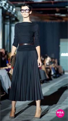 Black Pleated Skirt Outfit, Pleated Skirt Outfits, Rok Outfit, Pleated Skirt Outfit, Chique Outfits, Amal Clooney, Black Pleated Skirt, Skirt Trends, A Skirt