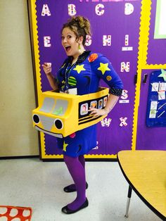 "Take Chances, make mistakes, get messy!" - Ms. Frizzle Homemade Magic School Bus, Ms. Frizzle Costume! Ms Frizzle Costume, Halloween Classroom Treats, School Halloween Costumes, School Nurse Office Decorations, Teacher Halloween Costumes, Book Character Day, Teacher Costumes, Book Costumes