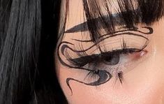 Alien Eyeliner, Alt Graphic Liner, Makeup Ideas Eyeliner, Creative Eyeliner Looks, Creative Eyeliner