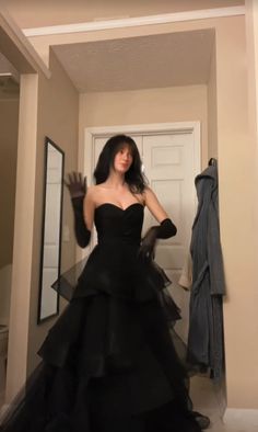 Чудова випускна сукня, багаторівнева вечірня сукня Prom Dress Tiered, डिजाइनर कपड़े, Spring Bridesmaid Dresses, Red Lace Prom Dress, Prom Dress Pictures, Burgundy Homecoming Dresses, Prom Inspo, Gorgeous Prom Dresses, Long Formal Gowns