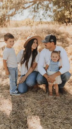 Brunette Family Photos, Blue Sage Clay Neutrals Family Photos, Modern Western Family Photoshoot, Midsize Photoshoot Outfit, Western Family Pictures Outfits Summer, Family Photo Outfits Jeans White Shirts, Family Photos In Jeans, White Shirt Family Pictures, Family Photo Jeans