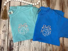 **Welcome to Baby Birds Closet** This listing is for an embroidered bow monogrammed Shirt. ~PLEASE INCLUDE IN CHECK OUT IN THE NOTES ~ #1 Shirt Size needed #2 Adult or Youth  #3 Color for shirt- please give more then one option in case your first choice is sold out in your size. #4 Color for Bow #5 Color for Monogram #6 Monogram Letters -  Firts - LAST - Middle  #7 Monogram Style -  Pretty Script Circle  Fish Tail  Engraved  Vine  Please give more than one color choice in case the color is out o Embroidered Bow, Baby Birds, Monogram Shirts, Comfort Colors Shirt, Monogram Styles, Monogram Letters, Embroidered Design, Custom Items, One Color