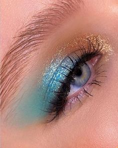 Blue Eyes Red Hair Makeup, Cute Winter Makeup Looks, Bold Make Up Looks, Eyeshadow Inspo Creative, Dramatic Eye Makeup Looks, Concert Eye Makeup, Winter Makeup Products, Idea Magazine, Winter Make Up