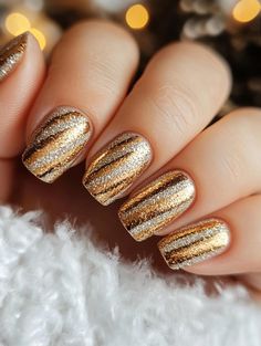 Gold Christmas Nail Designs, Gold Nail Art Designs, Gold Christmas Nails, Holiday Nail Ideas, Christmas Nails Glitter, Black Gold Nails, Gold Chrome Nails