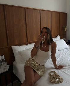 Night Fits, Cheers Wine, Ibiza Outfits, Vegas Outfit, Gold Skirt, Party Fits, Eve Outfit, Night Out Outfit