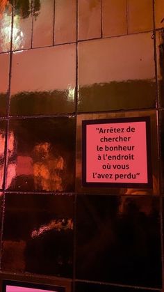 a sign on the side of a building that says, arretes de chercher le bonneur