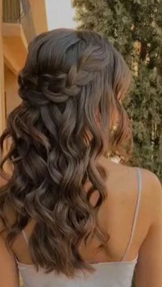 Find the perfect prom hairstyle with our trendy and chic ideas. From elegant updos to cute and easy styles, get inspired with our comprehensive guide to achieve a beautiful look for your big night.#fashion #aesthetic #hair #hairstyles #hairgoals #prom #promhairstyle #hairstyleinspiration #hairstylesforthinhair #haircolor #haircut Hairstyles For A Fancy Dinner, Homecoming Hair With Extensions, Hoco Hairstyles Dark Hair, Beautiful Hair Pictures, Simple Hoco Hairstyles Ponytail, Hoco Hairstyles For Thick Hair, Hoco Hairstyles Curled Down, Cute Half Up Half Down Hoco Hair, Curled Hair With Two Braids Pulled Back