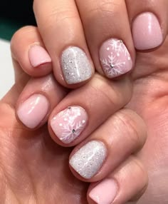 snow nails christmas winter manicure short Nail Themes, Snow Nails, Festive Nail Designs, Themed Nails, 17 December