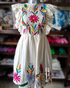 Mexican Fashion Modern, Arty Fashion, Mexican Embroidered Dress, Mexican Fashion, Famous Outfits, Disney Bound Outfits, Fashion Gowns, Saree Blouse Designs Latest, Diy Clothes Life Hacks