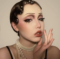 Gatsby Makeup, Flapper Makeup, 20s Makeup, Matte Make Up, 1920s Makeup, Vintage Makeup Looks, Mekap Mata, 20 Makeup