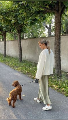 Maxi Satin Skirt Outfit, Veja Sneakers Outfit, White Mohair Sweater, Street Style Comfy, Maxi Satin Skirt, White Cardigan Outfit, Casual School Outfit, Green Satin Skirt, Outfit Basics