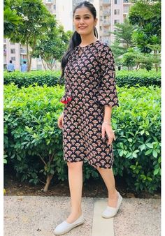 Knee Length Dresses Cotton Dress Pattern, Knee Length Dresses Casual, Kalamkari Dresses, Casual Frocks, White Embroidered Dress, Dressing Sense, Pakistani Wedding Outfits, Frock For Women, Printed Halter Dress