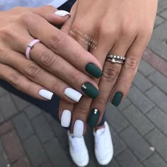 Nail Design Green And White, Emerald Green And Purple Nails, Green And White Short Nails, Mat Nails, Spring Nails Art Designs, Early Spring Nails, Spring Nails Art, Simple Spring Nails, Nagellack Trends