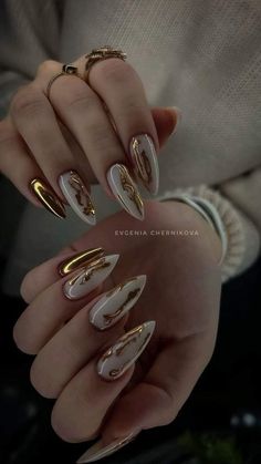 Nail Art White Design, White Metallic Nails, Gel X Nails Ideas, Nail White Design, Gold Detail Nails, Nails White Design, White Nails Cute, Nail Art White Nails, White Nails Ideas