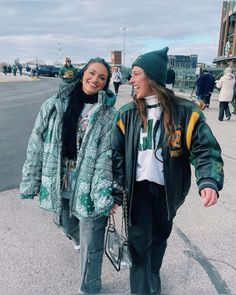 #greenbaypackers #nflwife #nflgameday #gamedayoutfit #footballwifelooks #jerseystyling #nfljersey #nfljerseystyling #nfljerseylooks #gameday #gamedayoutfit #gamedaystyle #nflgamedayoutfit #nflgameday #styleinspo #nflstyle #wags #nfloutfitinspo #nfl #gamedaystyling #footballgameoutfits #footballgamestyle #coldweathergameday #vintage #vintagegameday #vintagenflgameday #clearbagstyling #nflgameday #vintagenfl Thanksgiving Football Game, Football Winter Outfit, Football Gameday Outfit Cold, Oregon Ducks Game Day Outfit, Nfl Game Day Outfit Woman Fall, Ravens Game Day Outfit, Winter Football Game Outfit Cold Weather Nfl, Cold Weather Tailgate Outfit