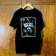 Brand New Vans Tee Black Floral Print Casual T-shirt, Vans T-shirt With Graphic Print And Relaxed Fit, Vans Relaxed Fit Graphic T-shirt, Vans Graphic Print T-shirt With Relaxed Fit, Vans Crew Neck T-shirt For Spring, Floral Print Crew Neck Top For Streetwear, Casual Streetwear Floral Print Tops, Vans Graphic Print Tops, Casual Floral Print Tops For Streetwear