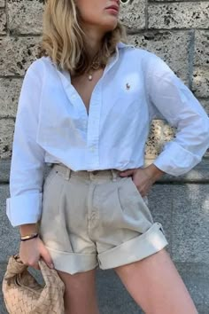 Giro da Semana - Camisa branca, a peça coringa - Look elegante com camisa branca e short de alfaiataria bege. #camisabranca #shortbege #shortalfaiataria Leder Shorts Outfit, Looks Com Short, Button Down Outfit, Chique Outfit, Dramatic Classic, Diy Shorts, Mode Casual, White Button Down Shirt, Fashion Weeks