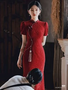 Chinese Elegant Dresses, Chinese Wedding Dress Traditional, Split Dresses, Asian Traditional Fashion, Chinese Fancy Dress, Qi Pao, Chinese Wedding Dress, Kaftan Designs, Chinese Style Dress