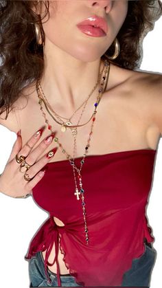 Summer 2024 Accessories, Red And Gold Necklace, Gold Jewellery Outfit, Red Necklace Outfit, Gold Accessories Aesthetic, Bangles Outfit, Red And Gold Outfit, Mode Zendaya, Red Nail