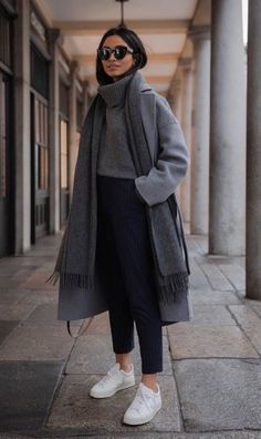 Winter Lady Outfits, Winter Outfit White Sneakers, Very Cold Outfits Winter, Ladies Winter Outfits 2024, Cold Travel Outfit, Winter Uk Outfit, New York Looks Winter, Winter Fashion Paris, Winter Trends 2024 Women