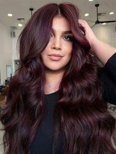 Tu cabello también merece un regalo de Navidad: los tonos que tienes que probar en lugar del rubio 7 Violet Hair On Brown Hair, Hair Color Burgundy Brown, Cherry Cola Purple Hair, Dark Cherry Red And Black Hair, Chocolate Cola Hair, Hair Colors For Dark Features, Global Grape Hair Color, Darkest Burgundy Hair, Raspberry Truffle Hair Color