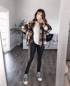 Lederhosen Outfit, Look Legging, Platform Converse, Black Leather Pants, Outfits With Converse, Looks Black, Looks Chic, Casual Winter Outfits