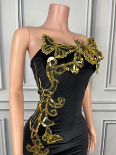 Sophisticated Design: Features a strapless neckline with a form-fitting silhouette for a timeless and elegant look. Intricate Embellishments: Decorated with luxurious gold sequins in a beautiful butterfly and vine pattern. Bodycon Fit: Tailored to enhance your curves, providing a flattering and chic appearance. Maxi Length: Designed with a floor-length hem for added elegance and sophistication. Perfect for Special Occasions: Ideal for formal events, galas, and glamorous nights out. Comfortable W Luxury Black Strapless Dress, Gold Strapless Dress With Sequins, Elegant Butterfly-shaped Party Dress, Elegant Party Dresses With Butterfly Print, Black Strapless Gown, Butterfly Embellishment, Vine Pattern, Bridal Elegance, Strapless Neckline