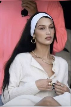 Bella Hadid Hair, Headband Outfit, Bella Hadid Outfits, Bella Hadid Style, Hadid Style, Stretchy Headbands, Model Aesthetic, White Headband, Irina Shayk