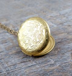 Personalized Locket in Gold, Locket with Photos, Memory Gift, Flower Pendant on Antiqued Gold Chain, Initial Necklace, New Baby Gift for Mom Gold colored brass floral and leaf embossed round locket on a 22k matte gold plated chain. You can choose to have us add your favorite photos to the locket and/or a hand stamped initial of your choice.  Such a unique jewelry gift and the perfect gift for you or a loved one. Great for wedding photos, family photos, family album, new baby, memory photos, wedd Bouquet Locket, Round Locket Necklace, Locket Gold, Necklace Photo, Gold Locket Necklace, Picture Locket, Photo Gold, Round Locket, Unique Jewelry Gifts