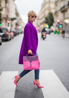 Coat Street Style, Mode Chanel, Purple Coat, Statement Coat, Purple Outfits, Popsugar Fashion, Street Style Trends, Fashion Weeks, Purple Fashion